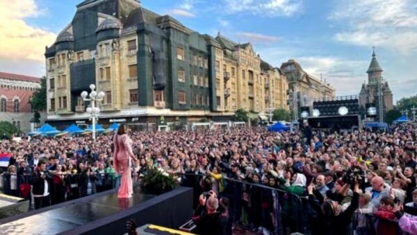 БРОЈНА ПРИЗНАЊА: Неда Украден у никад бољој форми, поред песма ниже и награде (ФОТО/ВИДЕО) БРОЈНА ПРИЗНАЊА: Неда Украден у никад бољој форми, поред песма ниже и награде (ФОТО/ВИДЕО)