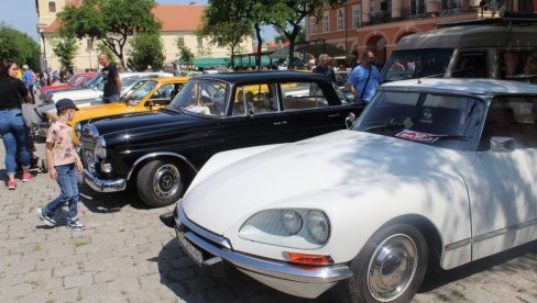 OLDTAJMERI UKRASILI TRG SVETOG TROJSTVA: U Somboru održana revija starovremenskih vozila OLDTAJMERI UKRASILI TRG SVETOG TROJSTVA: U Somboru održana revija starovremenskih vozila