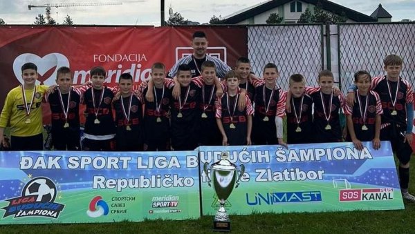 ПРВАЦИ СРБИЈЕ: Успех малих фудбалера из Зрењанина на Лиги будућих шамоиона ПРВАЦИ СРБИЈЕ: Успех малих фудбалера из Зрењанина на Лиги будућих шамоиона