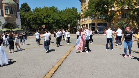 БАЛОНИ ЗА КРАЈ ШКОЛОВАЊА: Суботички матуранти обновили традицију и заплесали у центру града (ВИДЕО)