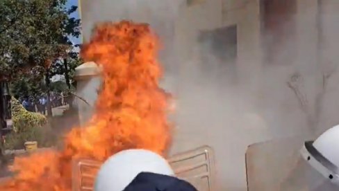 HAOS U TIRANI: Baklje i Molotovljevi kokteli na sve strane, demonstranti traže ostavku gradonačelnika (VIDEO) HAOS U TIRANI: Baklje i Molotovljevi kokteli na sve strane, demonstranti traže ostavku gradonačelnika (VIDEO)