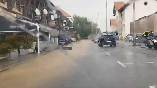 СНАЖНА ОЛУЈА ЗАХВАТИЛА КОМШИЛУК: Небо се отоворило, киша и лед направили хаос на улицама (ВИДЕО) СНАЖНА ОЛУЈА ЗАХВАТИЛА КОМШИЛУК: Небо се отоворило, киша и лед направили хаос на улицама (ВИДЕО)