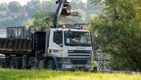 ODZVONILO I SPLAVOVIMA KOD UŠĆA: Počelo uklanjanje nelegalnih plutajućih objekata od Brankovog mosta ka Zemunu (FOTO) ODZVONILO I SPLAVOVIMA KOD UŠĆA: Počelo uklanjanje nelegalnih plutajućih objekata od Brankovog mosta ka Zemunu (FOTO)