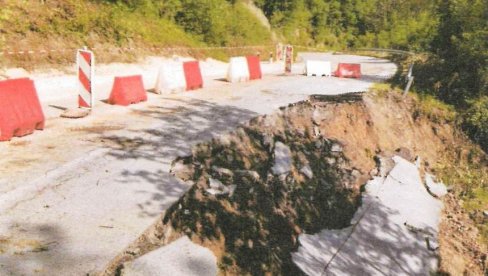 KLIZIŠTE KOD VRANJA: Obilne padavine izazvale odron na putu ka selu Vlase KLIZIŠTE KOD VRANJA: Obilne padavine izazvale odron na putu ka selu Vlase