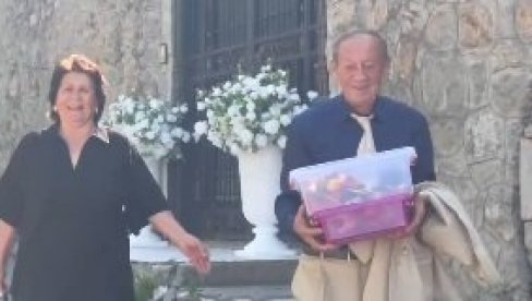 CECINI RODITELJI ODUŠEVLJENI GUDELJOM: Nasmejani izašli iz vile Veliku pažnju medija na svečanom činu građanskog venčanja Anastasije i Nema CECINI RODITELJI ODUŠEVLJENI GUDELJOM: Nasmejani izašli iz vile Veliku pažnju medija na svečanom činu građanskog venčanja Anastasije i Nema