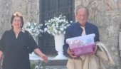 CECINI RODITELJI ODUŠEVLJENI GUDELJOM: Nasmejani izašli iz vile  Veliku pažnju medija na svečanom činu građanskog venčanja Anastasije i Nema