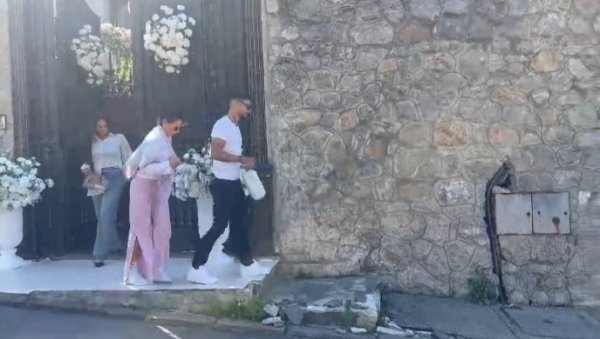 ГУДЕЉИ УЖУРБАНО НАПУСТИЛИ ВИЛУ РАЖНАТОВИЋА! Брзим ходом без речи изашли са свадбеног ручка, а младожења се упутио на тренинг ГУДЕЉИ УЖУРБАНО НАПУСТИЛИ ВИЛУ РАЖНАТОВИЋА! Брзим ходом без речи изашли са свадбеног ручка, а младожења се упутио на тренинг