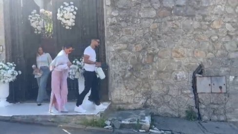 GUDELJI UŽURBANO NAPUSTILI VILU RAŽNATOVIĆA! Brzim hodom bez reči izašli sa svadbenog ručka, a mladoženja se uputio na trening GUDELJI UŽURBANO NAPUSTILI VILU RAŽNATOVIĆA! Brzim hodom bez reči izašli sa svadbenog ručka, a mladoženja se uputio na trening