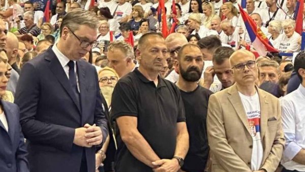 МИША ТОДОРОВИЋ И САША ПАНИЋ ИЗ ДУБОНЕ У ХАЛИ СПОРТОВА: Дошли да пруже подршку листи Александар Вучић - Београд сутра МИША ТОДОРОВИЋ И САША ПАНИЋ ИЗ ДУБОНЕ У ХАЛИ СПОРТОВА: Дошли да пруже подршку листи Александар Вучић - Београд сутра