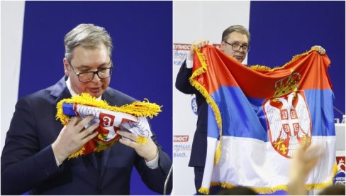 SIMBOL OTPORA, POBEDE, SLOBODE I PRAVDE Vučić raširio i poljubio trobojku iz UN-a: Niko ovu zastavu ne može i nikada neće pobediti (VIDEO)