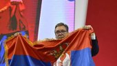 АЦО, СРБИНЕ Вучић пољубио заставу и раширио је, народ му кличе (ВИДЕО) АЦО, СРБИНЕ Вучић пољубио заставу и раширио је, народ му кличе (ВИДЕО)