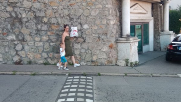 БОГДАНА РАЖНАТОВИЋ ПОСЛЕ ТРИ ПОРОЂАЈА ИЗГЛЕДА НЕВЕРОВАТНО: Вељкова жена напустила Цецину вилу, са малим Жељком и бебом отишла у Тител БОГДАНА РАЖНАТОВИЋ ПОСЛЕ ТРИ ПОРОЂАЈА ИЗГЛЕДА НЕВЕРОВАТНО: Вељкова жена напустила Цецину вилу, са малим Жељком и бебом отишла у Тител