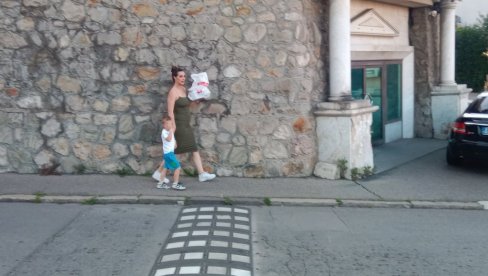 BOGDANA RAŽNATOVIĆ POSLE TRI POROĐAJA IZGLEDA NEVEROVATNO: Veljkova žena napustila Cecinu vilu, sa malim Željkom i bebom otišla u Titel BOGDANA RAŽNATOVIĆ POSLE TRI POROĐAJA IZGLEDA NEVEROVATNO: Veljkova žena napustila Cecinu vilu, sa malim Željkom i bebom otišla u Titel
