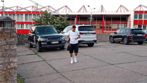 GUDELJ STIGAO: Fudbaler se vratio u vilu posle treninga GUDELJ STIGAO: Fudbaler se vratio u vilu posle treninga
