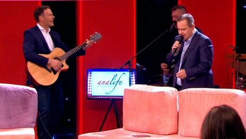 ŠOU U STUDIJU: Mali svira gitaru, a Dačić peva veliki hit (VIDEO) ŠOU U STUDIJU: Mali svira gitaru, a Dačić peva veliki hit (VIDEO)