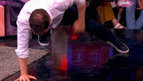 MINISTAR MALI RADI SKLEKOVE NA JEDNOJ RUCI: Evo kako to izgleda (VIDEO) MINISTAR MALI RADI SKLEKOVE NA JEDNOJ RUCI: Evo kako to izgleda (VIDEO)