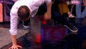 MINISTAR MALI RADI SKLEKOVE NA JEDNOJ RUCI: Evo kako to izgleda (VIDEO) MINISTAR MALI RADI SKLEKOVE NA JEDNOJ RUCI: Evo kako to izgleda (VIDEO)