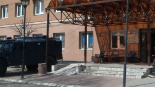 ДАН КАД СУ НА СРБЕ БАЦАНЕ ШОК-БОМБЕ: Већ годину дана нелегитимни албански градоначелник Звечана доноси одлуке штетне за наш народ ДАН КАД СУ НА СРБЕ БАЦАНЕ ШОК-БОМБЕ: Већ годину дана нелегитимни албански градоначелник Звечана доноси одлуке штетне за наш народ