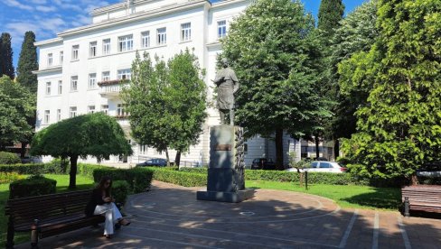 IZBORI PRED VRATIMA? Vlast u Podgorici u procepu raskola PES i revanšizma IZBORI PRED VRATIMA? Vlast u Podgorici u procepu raskola PES i revanšizma