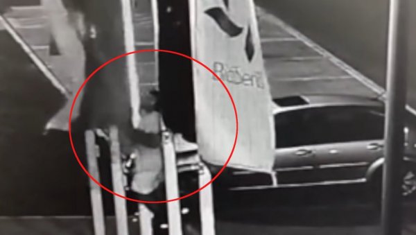 АУТОНОМАШИ ПОНОВО ДИВЉАЈУ У НОВОМ САДУ: Сад им смета и традиционална застава Војводине (ВИДЕО) АУТОНОМАШИ ПОНОВО ДИВЉАЈУ У НОВОМ САДУ: Сад им смета и традиционална застава Војводине (ВИДЕО)