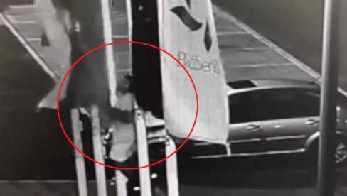 AUTONOMAŠI PONOVO DIVLJAJU U NOVOM SADU: Sad im smeta i tradicionalna zastava Vojvodine (VIDEO) AUTONOMAŠI PONOVO DIVLJAJU U NOVOM SADU: Sad im smeta i tradicionalna zastava Vojvodine (VIDEO)