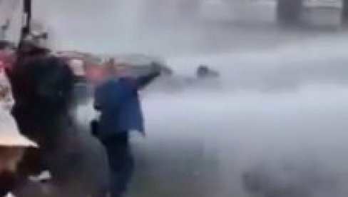 ПОЛИЦИЈА У СРЦУ ЕУ БРУТАЛНА: Воденим топовима и сузавцем против демонстраната у Бриселу (ВИДЕО) ПОЛИЦИЈА У СРЦУ ЕУ БРУТАЛНА: Воденим топовима и сузавцем против демонстраната у Бриселу (ВИДЕО)