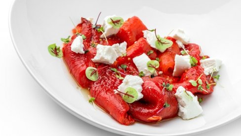 SALATA OD PRŽENIH PAPRIKA I FETA SIRA: Preukusna je i osvežavajuća, a za njenu pripremu dovoljno je 10 minuta SALATA OD PRŽENIH PAPRIKA I FETA SIRA: Preukusna je i osvežavajuća, a za njenu pripremu dovoljno je 10 minuta