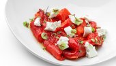 SALATA OD PRŽENIH PAPRIKA I FETA SIRA: Preukusna je i osvežavajuća, a za njenu pripremu dovoljno je 10 minuta