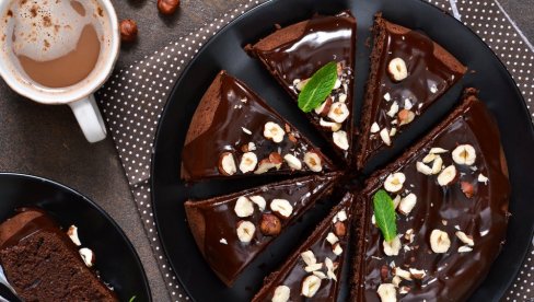 GRANDISIMO TORTA: Raskošna poslastica sa 4 različita fila - za svačiji ukus GRANDISIMO TORTA: Raskošna poslastica sa 4 različita fila - za svačiji ukus