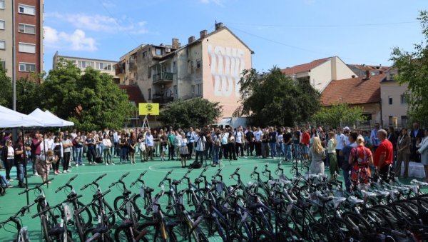 БИЦИКЛИ НА ПОКЛОН НАЈБОЉИМА: За одлично учење и примерно владање награђено 55 ученика у Новом Саду БИЦИКЛИ НА ПОКЛОН НАЈБОЉИМА: За одлично учење и примерно владање награђено 55 ученика у Новом Саду