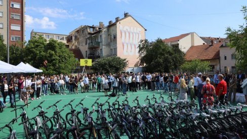 БИЦИКЛИ НА ПОКЛОН НАЈБОЉИМА: За одлично учење и примерно владање награђено 55 ученика у Новом Саду БИЦИКЛИ НА ПОКЛОН НАЈБОЉИМА: За одлично учење и примерно владање награђено 55 ученика у Новом Саду