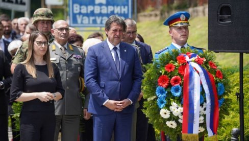 ZLOČINE ĆEMO UVEK NAZIVATI PRAVIM IMENOM: Gašić položio venac na Spomen-obeležje žrtvama NATO agresije na Varvarinskom mostu ZLOČINE ĆEMO UVEK NAZIVATI PRAVIM IMENOM: Gašić položio venac na Spomen-obeležje žrtvama NATO agresije na Varvarinskom mostu