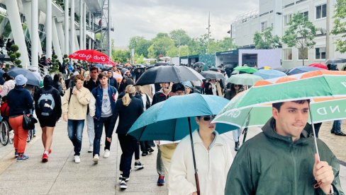 KIŠA PRAVI POMETNJU: Kišobrani umesto reketa na Rolan Garosu KIŠA PRAVI POMETNJU: Kišobrani umesto reketa na Rolan Garosu
