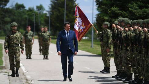 TRADICIJA ISPUNJENA HEROJSTVOM: Ministar Gašić obišao 63. padobransku brigadu