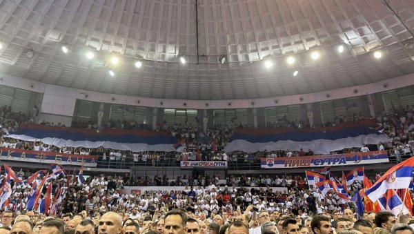 ВЕЛИЧАНСТВЕН ПРИЗОР У ЧАИРУ: Док се интонирала химна Србије, развучене велике тробојке (ФОТО) ВЕЛИЧАНСТВЕН ПРИЗОР У ЧАИРУ: Док се интонирала химна Србије, развучене велике тробојке (ФОТО)