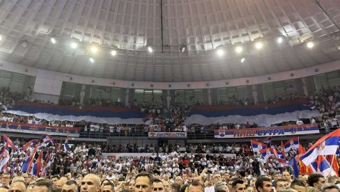 VELIČANSTVEN PRIZOR U ČAIRU: Dok se intonirala himna Srbije, razvučene velike trobojke (FOTO)