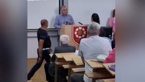INCIDENT NA DODELI DIPLOMA: Profesor hteo da održi govor mimo protokola, policija morala da interveniše (VIDEO)