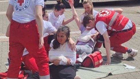 ČETVORO POVREĐENIH NA GRADSKOM TRGU U VRŠCU: Simulacija saobraćajne nezgode kao nauk za mlade vozače (FOTO) ČETVORO POVREĐENIH NA GRADSKOM TRGU U VRŠCU: Simulacija saobraćajne nezgode kao nauk za mlade vozače (FOTO)