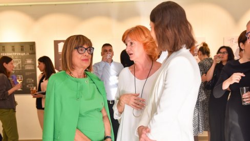 ZASIJAĆE DVORCI STARIM SJAJEM : Maja Gojković otvorila nesvakidašnju izložbu u Temerinu (FOTO) ZASIJAĆE DVORCI STARIM SJAJEM : Maja Gojković otvorila nesvakidašnju izložbu u Temerinu (FOTO)