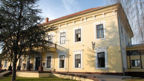 DRONOM NADGLEDAJU NJIVE, A NAVODNJAVAJU DALJINSKI: U Poljoprivrednoj školi u Futogu učenici će od septembra imati modernizovan smer DRONOM NADGLEDAJU NJIVE, A NAVODNJAVAJU DALJINSKI: U Poljoprivrednoj školi u Futogu učenici će od septembra imati modernizovan smer