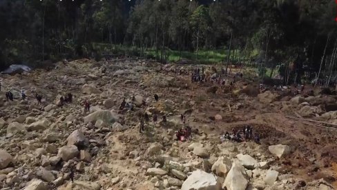 ZAKOPANI ŽIVI: Operacija spasavanja 2000 ljudi u Papua Novoj Gvineji (VIDEO) ZAKOPANI ŽIVI: Operacija spasavanja 2000 ljudi u Papua Novoj Gvineji (VIDEO)