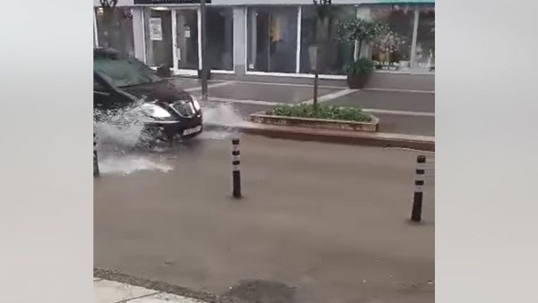 АУТОМОБИЛИ ПЛУТАЈУ УЛИЦАМА, ВОДА НА СВЕ СТРАНЕ: Јако невреме направило хаос у региону, обилне падавине и данас прете (ФОТО/ВИДЕО) АУТОМОБИЛИ ПЛУТАЈУ УЛИЦАМА, ВОДА НА СВЕ СТРАНЕ: Јако невреме направило хаос у региону, обилне падавине и данас прете (ФОТО/ВИДЕО)