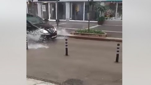 AUTOMOBILI PLUTAJU ULICAMA, VODA NA SVE STRANE: Jako nevreme napravilo haos u regionu, obilne padavine i danas prete (FOTO/VIDEO) AUTOMOBILI PLUTAJU ULICAMA, VODA NA SVE STRANE: Jako nevreme napravilo haos u regionu, obilne padavine i danas prete (FOTO/VIDEO)