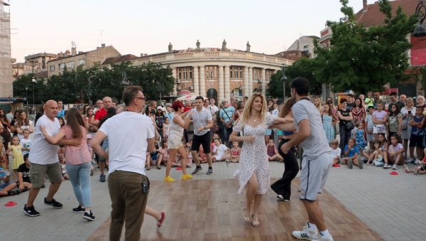 НА ЛИСТИ 72 РОДА, СВАКО БИРА ШТА ЈЕ: Светски идеолози џендеризма намећу нам правила по којима су полови мушко и женско превазиђени НА ЛИСТИ 72 РОДА, СВАКО БИРА ШТА ЈЕ: Светски идеолози џендеризма намећу нам правила по којима су полови мушко и женско превазиђени
