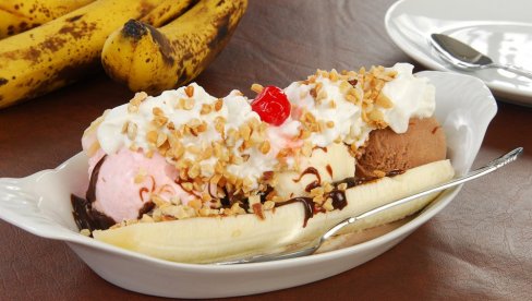 BANANA SPLIT: Osvežavajući desert pravi se za minut, pojede za tren! BANANA SPLIT: Osvežavajući desert pravi se za minut, pojede za tren!