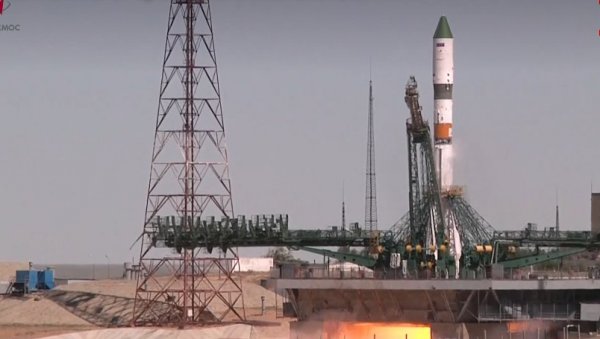 РАКЕТА СОЈУЗ 2.1А СПРЕМНА ЗА ЛАНСИРАЊЕ: Носиће трочлану посаду са космодрома Бајконур (ВИДЕО) РАКЕТА СОЈУЗ 2.1А СПРЕМНА ЗА ЛАНСИРАЊЕ: Носиће трочлану посаду са космодрома Бајконур (ВИДЕО)
