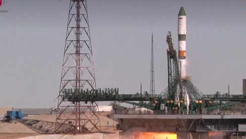 RAKETA SOJUZ 2.1A SPREMNA ZA LANSIRANJE: Nosiće tročlanu posadu sa kosmodroma Bajkonur (VIDEO)