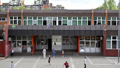 BORA U NOVOM RUHU: U toku građevinski radovi, sređivanje dvorišta i fasade na voždovačkoj osnovnoj školi BORA U NOVOM RUHU: U toku građevinski radovi, sređivanje dvorišta i fasade na voždovačkoj osnovnoj školi