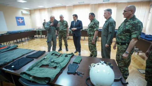 OJAČANA BORBENA GOTOVOST: Ministar Gašić obišao Komandu Ratnog vazduhoplovstva i PVO OJAČANA BORBENA GOTOVOST: Ministar Gašić obišao Komandu Ratnog vazduhoplovstva i PVO