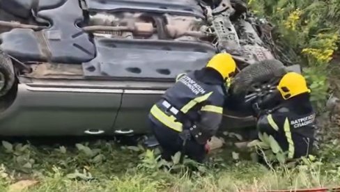 ТЕШКА САОБРАЋАЈНА НЕСРЕЋА КОД СРБОБРАНА: Ватрогасци извлачили жену из преврнутог аутомобила (ВИДЕО)